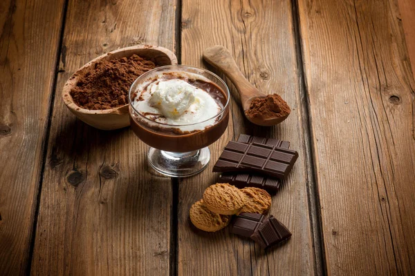 Vista Close Chocolate Quente Com Chantilly Biscoitos — Fotografia de Stock