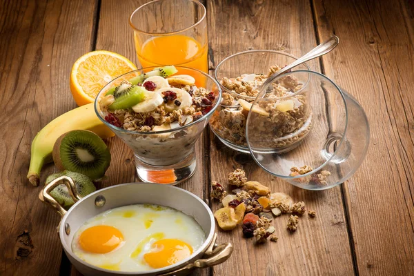 卵ミューズリー オレンジ ジュースと果物の朝食のクローズ アップ ビュー — ストック写真