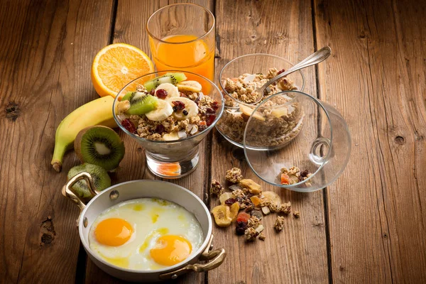 Vista Cerca Del Desayuno Con Huevos Zumo Naranja Muesli Fruta — Foto de Stock