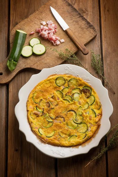 Primo Piano Omelette Con Pancetta Zucchine — Foto Stock