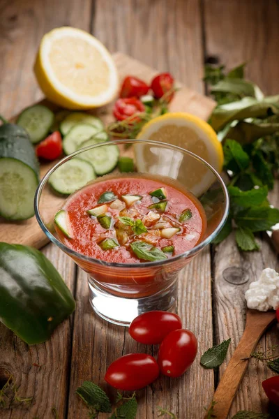 Vergrote Weergave Van Tomaat Gazpacho Met Ingrediënten — Stockfoto