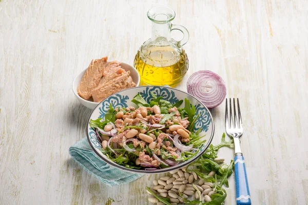 Närbild Sallad Med Tonfisk Cannellini Bönor Rucola Och Rödlök — Stockfoto