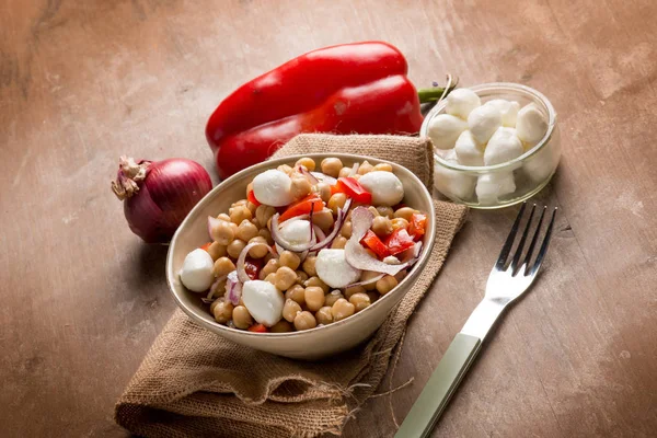 Vista Cerca Ensalada Con Chikpeas Pimienta Mozzarella —  Fotos de Stock