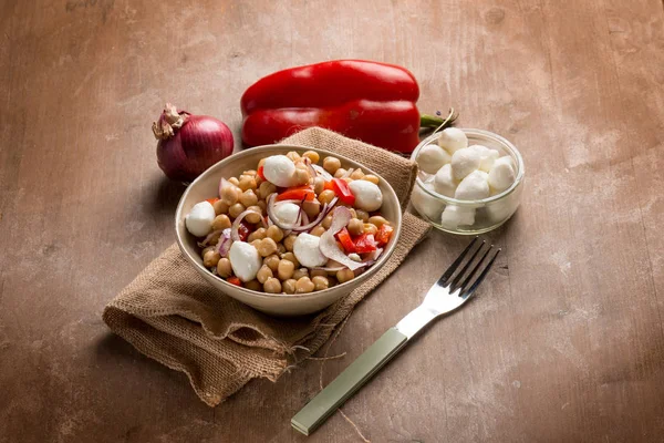 Vista Cerca Ensalada Con Chikpeas Pimienta Mozzarella — Foto de Stock