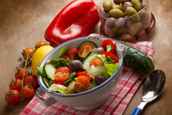 Yeşil Zeytin Kırmızı Biber Salatalık Domates Ile Karışık Salata Yakından — Stok fotoğraf