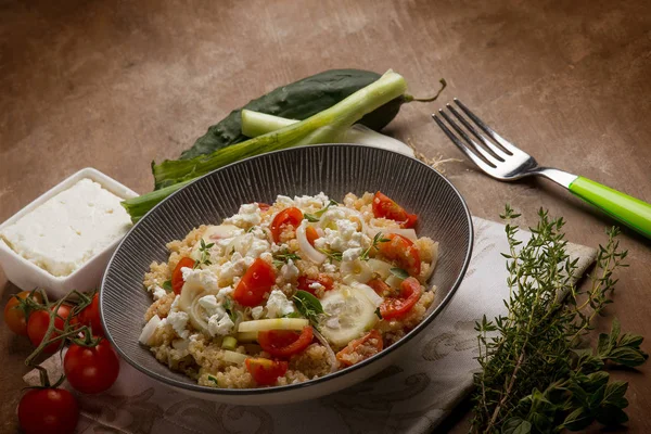 Närbild Blandad Sallad Med Quinoa Feta Ost Gurka Och Tomater — Stockfoto