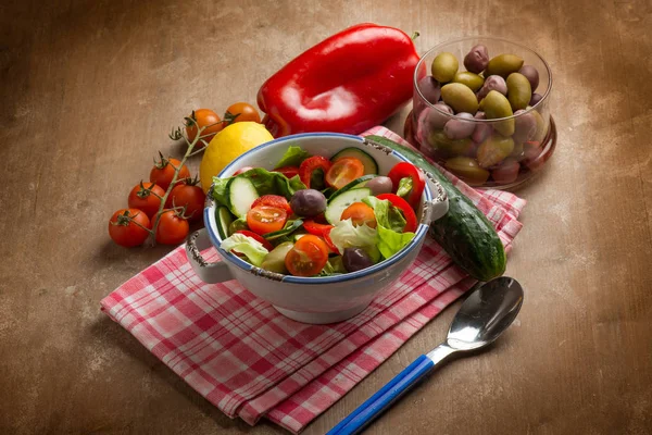 Vegyes Saláta Zöld Olajbogyó Capsicum Uborka Paradicsom Kiadványról — Stock Fotó