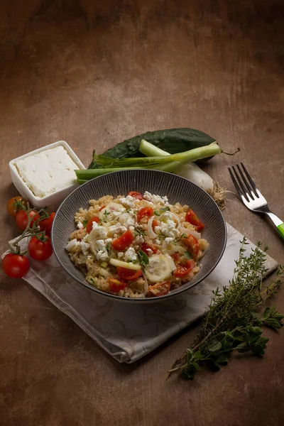 Detailní Pohled Míchaný Zeleninový Salát Quinoa Feta Sýrem Okurka Rajčata — Stock fotografie