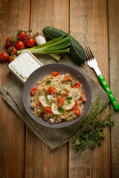 Karışık Salata Quinoa Salatalık Domates Ile Yakından Görmek — Stok fotoğraf