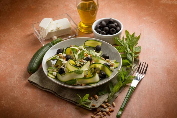 Vista Perto Salada Abobrinha Grelhada Com Queijo Feta Azeitonas — Fotografia de Stock