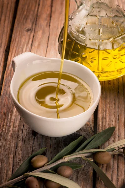 Close View Olive Oil Falling Bowl — Stock Photo, Image