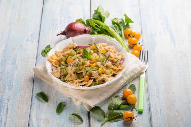 Karışık sebzeli kelebek makarna