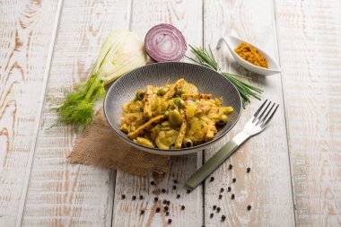 Tempe salata rezene zeytin köri ve bıçak