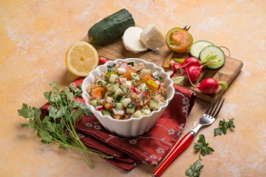 karışık sebze salatası yazıldığını