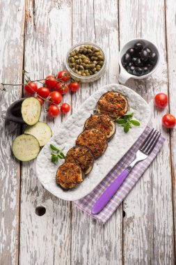 fırında patlıcan Kapari domates ve siyah zeytin ile dolu