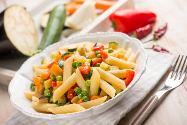 Makarna patlıcan ile yeşil bezelye Kabaklari kırmızı biber ve havuç