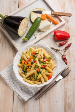 Makarna patlıcan ile yeşil bezelye Kabaklari kırmızı biber ve havuç