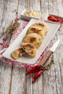 panzerotti domates ve mozzarella ile