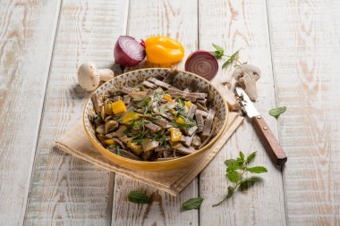 pizzocheri makarna mantarlı biber ve nane yaprakları ile