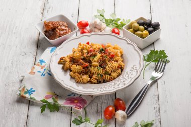 kurutulmuş domates taze tomaoes ve yeşil zeytin ile makarna