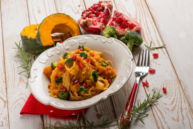 Makarna Brokoli kabak ve nar ile