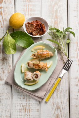 Türkiye'de kurutulmuş domates adaçayı ve kekik ile yerleştirilmiştir