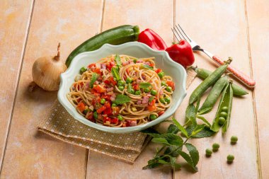 Spagetti pastırma kırmızı biber bezelye ve zucchin ile