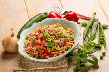 Spagetti pastırma kırmızı biber bezelye ve zucchin ile