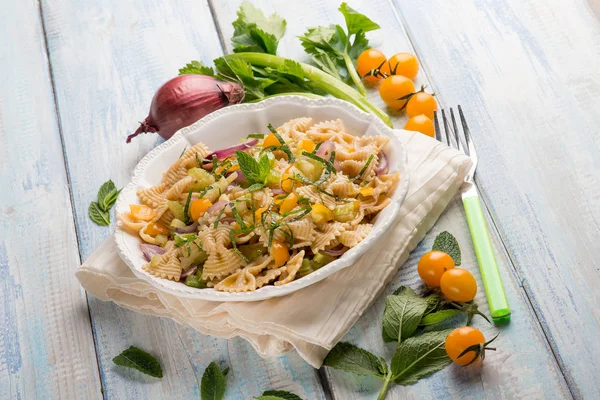 Pasta Alle Farfalle Con Verdure Miste — Foto Stock