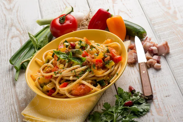 野菜とベーコンのスパゲッティ — ストック写真