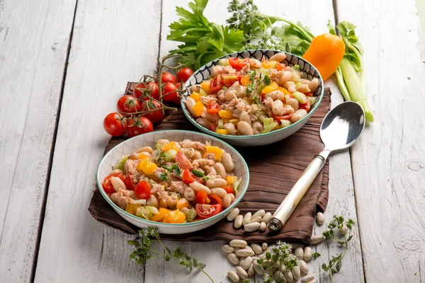 Salat Med Tun Cannellini Bønner Peber Tomater - Stock-foto