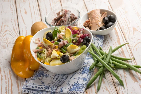 Insalata Mista Nicoise Con Tonno Olive Nere — Foto Stock