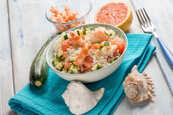 Rijst Salade Met Garnalen Courgettes Grapefruit — Stockfoto