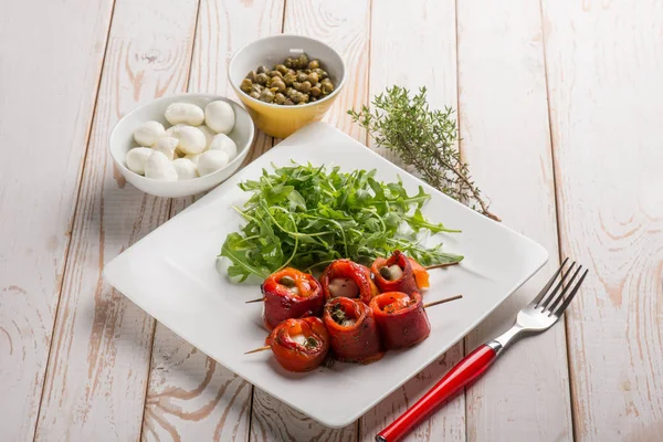 Mozzarella Kapari Roka Salatası Ile Kırmızı Biber Dolması — Stok fotoğraf