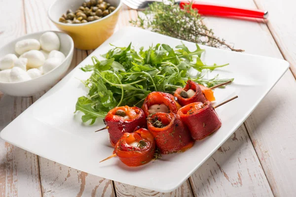 Mozzarella Kapari Roka Salatası Ile Kırmızı Biber Dolması — Stok fotoğraf