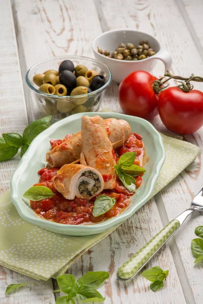 Involtino Ripieno Tacchino Con Capperi Olive Salsa Pomodori — Foto Stock