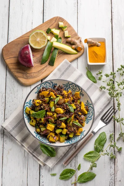 Ensalada Arroz Rojo Con Calabacines Pollo Tumérico —  Fotos de Stock