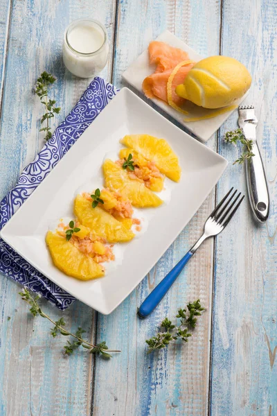 Ananas Sallad Med Rökt Lax Och Citronskal — Stockfoto