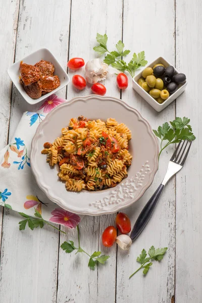 Pasta Con Pomodori Secchi Pomodori Freschi Olive Verdi — Foto Stock