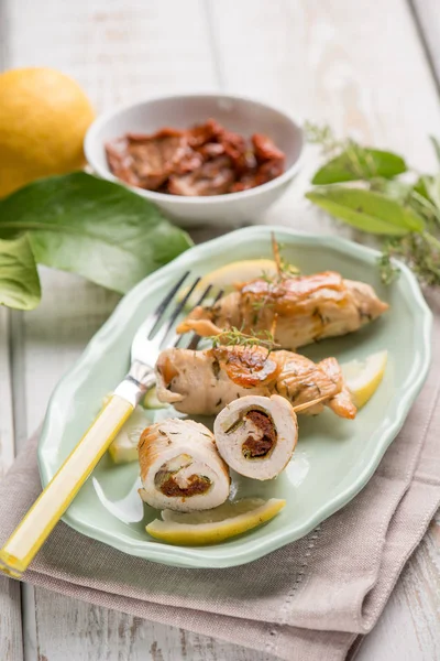 Truthahn Eingerollt Mit Getrocknetem Tomatensalbei Und Oregano — Stockfoto