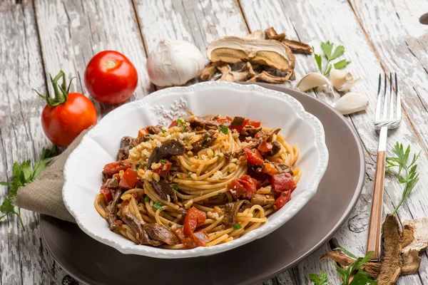 Spaghetti Med Torkad Svamp Smulor Och Tomater — Stockfoto