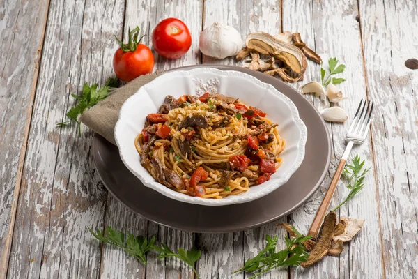 Spaghetti Met Gedroogde Paddestoelen Kruimels Tomaten — Stockfoto