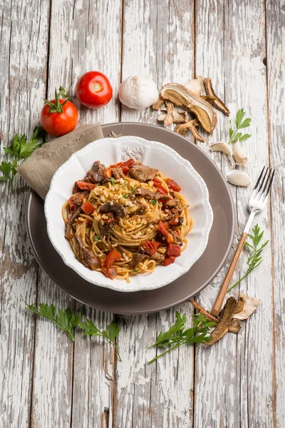 Spaghetti Met Gedroogde Paddestoelen Kruimels Tomaten — Stockfoto