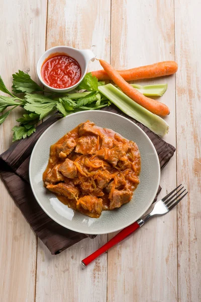 Guisado Carne Com Tomates Cenouras Alho Porro — Fotografia de Stock