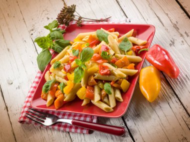 kırmızı biber ve fesleğen ile makarna