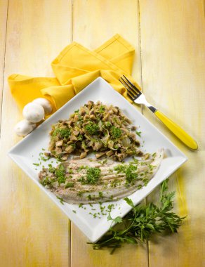 tek balık sauteeed mantar ile