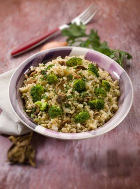 risotto cep mantar ve brokoli, seçici odak ile