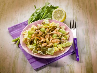 tavuk salatası marul kereviz kırmızı biber ve zeytin