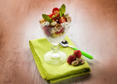 tatlı çilek ve fıstık ile