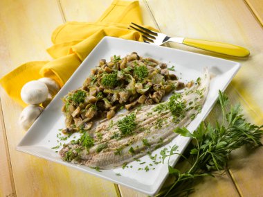 tek balık sauteeed mantar ile